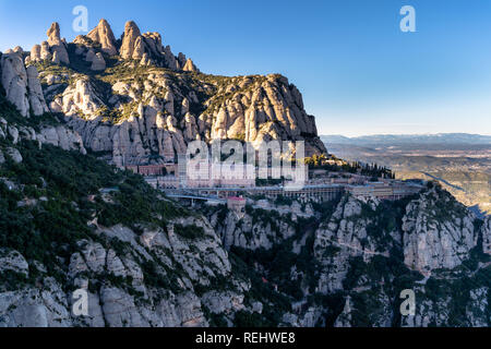 Mit Blick auf das Kloster Montserrat, Querformat, Ansicht von oben, Luftaufnahme, Barcelona, Spanien Stockfoto