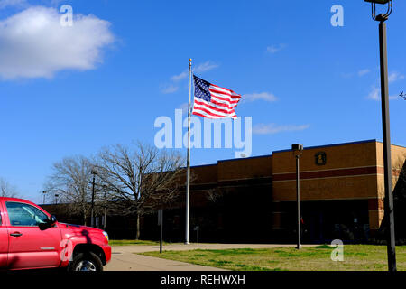 Amerikanische Flagge ausserhalb der Bryan, Texas, USA Post; Fahne im Wind. Stockfoto