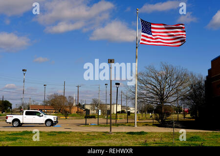 Amerikanische Flagge ausserhalb der Bryan, Texas, USA Post; Fahne im Wind. Stockfoto