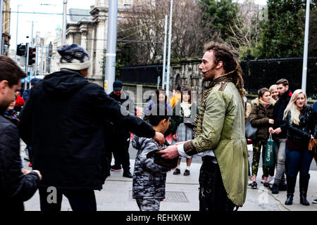 Dublin, Irland, 21. Februar 2018: Editorial Foto eines Mannes das Inkasso nach einer Straße Leistung in der Grafton Street in Dublin. Straße performe Stockfoto