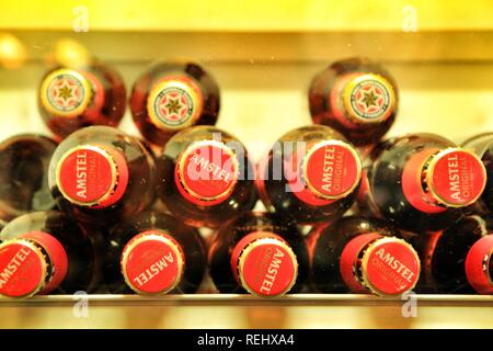 Alicante, Spanien - Januar 16, 2019: Kühlschrank mit Auswahl an internationalen Biersorten in der Bar Stockfoto
