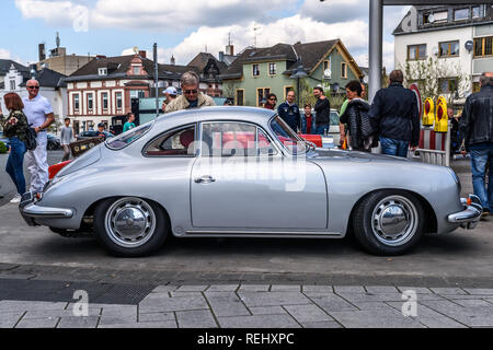 Deutschland, Limburg an der Lahn - APR 2017: Silber PORSCHE 356 COUPé 1948 in Limburg an der Lahn, Hessen, Deutschland. Stockfoto