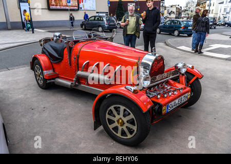 Deutschland, Limburg an der Lahn - APR 2017: rot vintage Bugatti Typ 38 Roadster in Balduinstein, Rheinland-Pfalz, Deutschland. Stockfoto