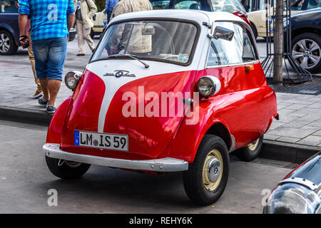 Deutschland, Limburg an der Lahn - APR 2017: Rot Weiß BMW ISSETTA 1955 in Limburg an der Lahn, Hessen, Deutschland. Stockfoto