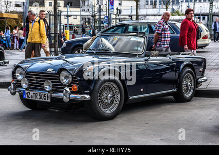 Deutschland, Limburg an der Lahn - APR 2017: dunkelblau Triumph TR4 TR5 1961 in Limburg an der Lahn, Hessen, Deutschland. Stockfoto