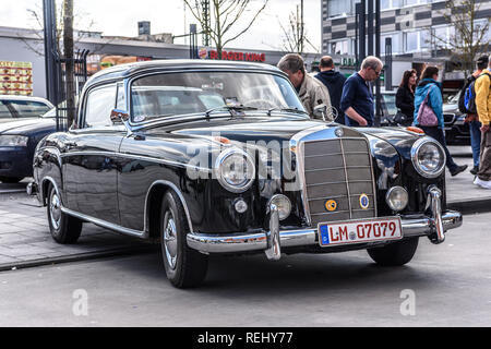 Deutschland, Limburg an der Lahn - APR 2017: schwarze MERCEDES-BENZ 300 W186, W188, W189 1961 in Limburg an der Lahn in Hessen, Deutschland. Stockfoto