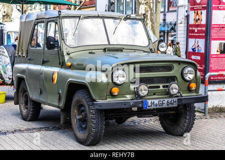 Deutschland, Limburg an der Lahn - APR 2017: Grüne russische UAZ 469 3151 in Limburg an der Lahn, Hessen, Deutschland. Stockfoto