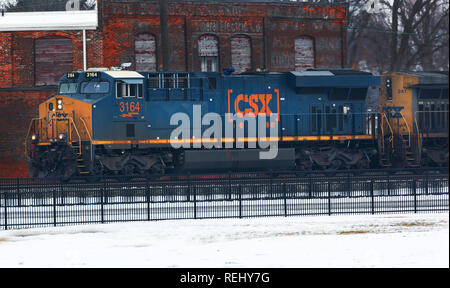 CSX Diesellok schleppen Cargo durch Fostoria, Ohio im Winter Stockfoto