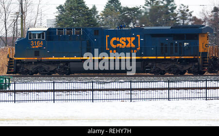 CSX Diesellok schleppen Cargo durch Fostoria, Ohio im Winter Stockfoto