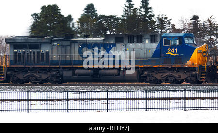 CSX Diesellok schleppen Cargo durch Fostoria, Ohio im Winter Stockfoto