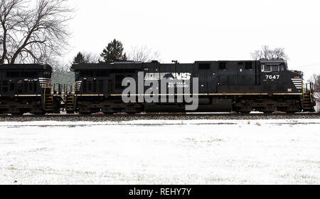 Norfolk Southern locomotive Schleppen der Fracht, die über Fostoria, Ohio im Winter Stockfoto