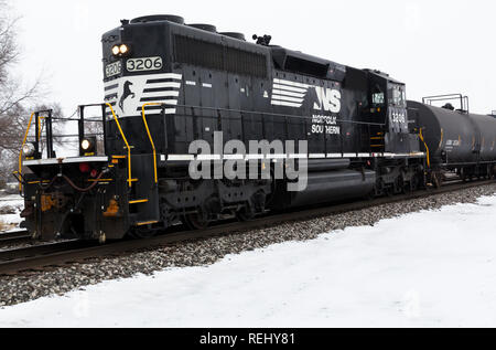 Norfolk Southern locomotive Schleppen der Fracht, die über Fostoria, Ohio im Winter Stockfoto