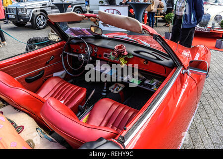 Deutschland, Limburg an der Lahn - APR 2017: Roter VW Volkswagen Karmann-GHIA TYP 14 CABRIO CABRIO 1955 in Limburg an der Lahn, Hessen, Deutschland. Stockfoto