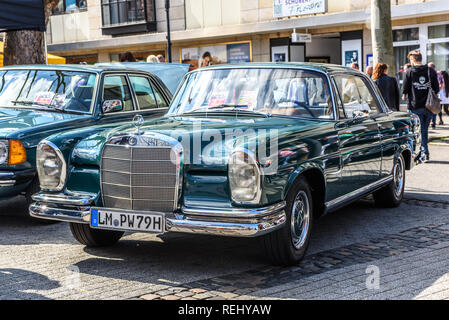 Deutschland, Limburg an der Lahn - APR 2017: dunkel grün MERCEDES-BENZ W111 W112 300 SE 1959 in Limburg an der Lahn, Hessen, Deutschland. Stockfoto