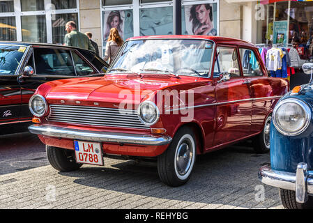Deutschland, Limburg an der Lahn - APR 2017: Roter OPEL KADETT A 1962 in Limburg an der Lahn, Hessen, Deutschland. Stockfoto