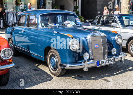 Deutschland, Limburg an der Lahn - APR 2017: blau MERCEDES-BENZ W120 W121 180 1953 in Limburg an der Lahn, Hessen, Deutschland. Stockfoto