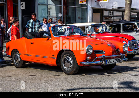 Deutschland, Limburg an der Lahn - APR 2017: Roter VW Volkswagen Karmann-GHIA TYP 14 CABRIO CABRIO 1955 in Limburg an der Lahn, Hessen, Deutschland. Stockfoto