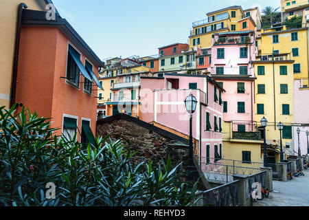 Blick auf die Piazza Vignaioli in Riomaggiore, Cinque Terre. Italien Stockfoto