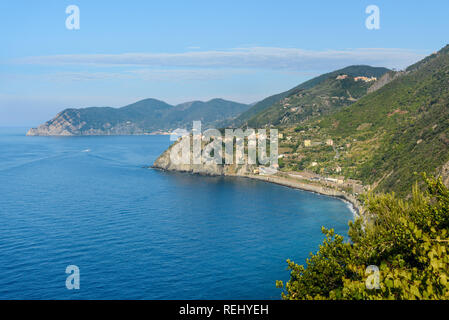 Blick auf Corniglia von Manarola in der Küste von Ligurien, Cinque Terre. Italien Stockfoto