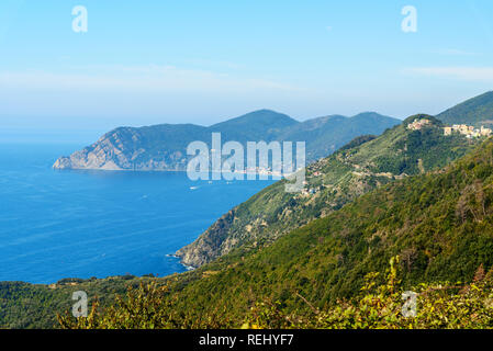 Blick auf Corniglia aus Berg in der Küste von Ligurien, Cinque Terre. Italien Stockfoto