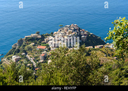 Blick auf Corniglia aus Berg in der Küste von Ligurien, Cinque Terre. Italien Stockfoto