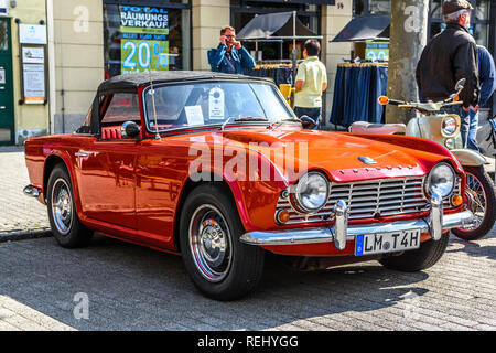 Deutschland, Limburg an der Lahn - APR 2017: rote Triumph TR4 TR5 1961 in Limburg an der Lahn, Hessen, Deutschland. Stockfoto