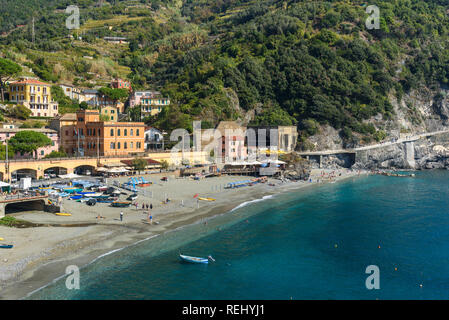 Blick auf den Strand in Monterosso al Mare in der Küste von Ligurien. Cinque Terre. Italien Stockfoto