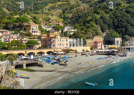 Blick auf den Strand in Monterosso al Mare in der Küste von Ligurien. Cinque Terre. Italien Stockfoto