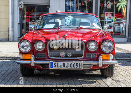 Deutschland, Limburg an der Lahn - APR 2017: red JAGUAR XJ COUPé XJ-C, XJ6-C, XJ12-C 1975 in Limburg an der Lahn, Hessen, Deutschland. Stockfoto