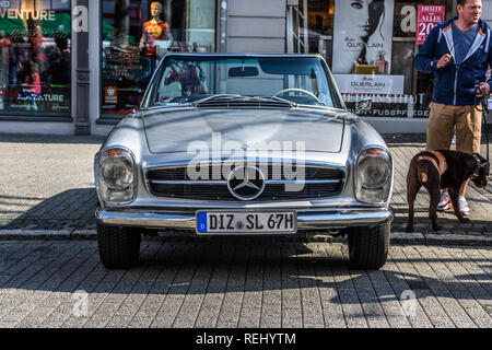 Deutschland, Limburg an der Lahn - APR 2017: Silber MERCEDES-BENZ W 113 230 250 280 SL CABRIO 1963 in Limburg an der Lahn, Hessen, Deutschland. Stockfoto