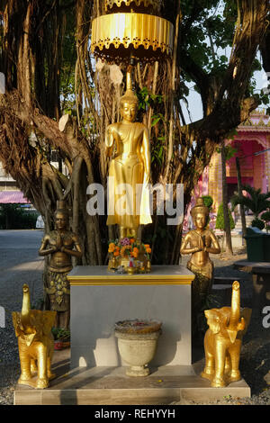 Ein Buddha Statue im frühen Sonnenlicht, Anzeige der Mudra (hand Geste) von Abhaya (Zerstreuung der Angst) in Wat Phra Nang San, Thalang, Phuket, Thailand Stockfoto