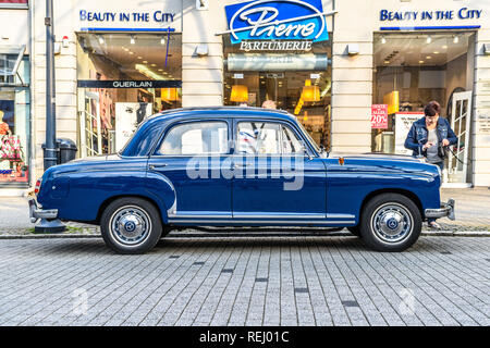 Deutschland, Limburg an der Lahn - APR 2017: blau MERCEDES-BENZ W120 W121 180 1953 in Limburg an der Lahn, Hessen, Deutschland. Stockfoto