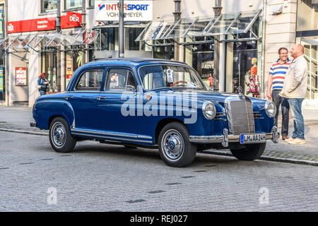 Deutschland, Limburg an der Lahn - APR 2017: blau MERCEDES-BENZ W120 W121 180 1953 in Limburg an der Lahn, Hessen, Deutschland. Stockfoto