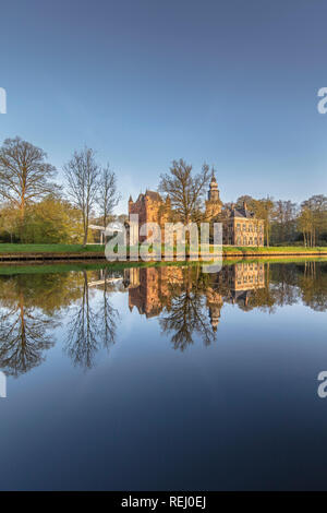 Niederlande, Breukelen, Schloss die Nyenrode Business Universiteit (ehemals Nijenrode) entlang der Vecht. Lage der Nyenrode Business University. Stockfoto