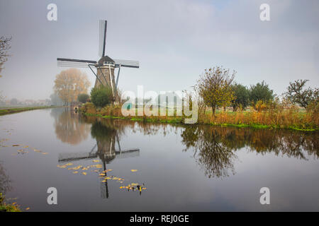 Die Niederlande, Haastrecht, Vlist Fluss, Windmühle. Stockfoto