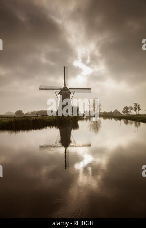 Die Niederlande, Haastrecht, Vlist Fluss, Windmühle. Stockfoto