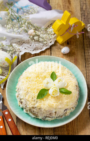 Festliche Snack auf Ostern Tisch. Salat mit Eier, Huhn, Pilzen und Käse. Stockfoto