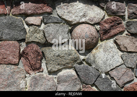 Eine Burgmauer mit Cannonball in der alten kaiserlichen Hochburg Tangermünde in Deutschland Stockfoto