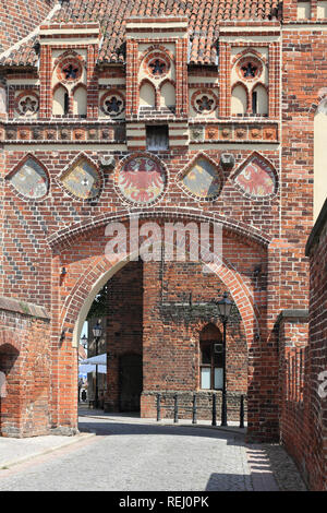 Torbogen und heraldischen Adler am Neustädter Tor in Tangermünde. Stockfoto