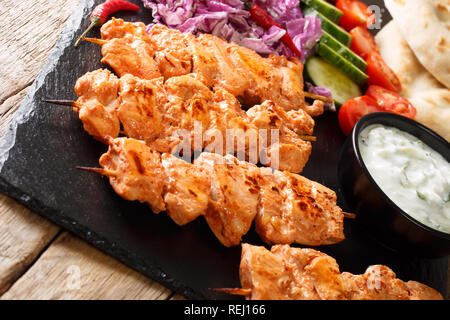 Libanesische Shish Taouk (tawook) mit frischem Gemüse, Joghurt Sauce und pita Close-up auf dem Tisch. Horizontale Stockfoto