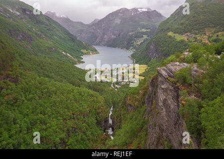 Geiranger und der Fjord mit dem Adler Straße im Hintergrund Stockfoto