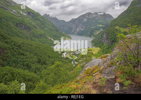 Schwere Wolken über Geiranger und Fjord Stockfoto