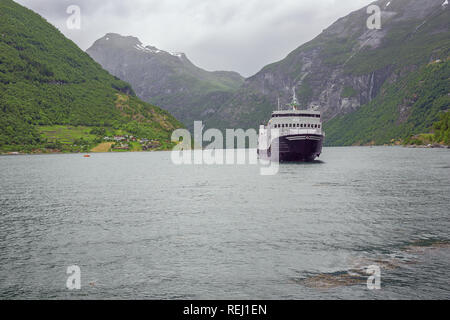 Editorial: GEIRANGER, mehr og Romsdal, Norwegen, 15. Juni 2018 - Ankunft der Fähre in Geiranger, kommend von Hellesylt Stockfoto