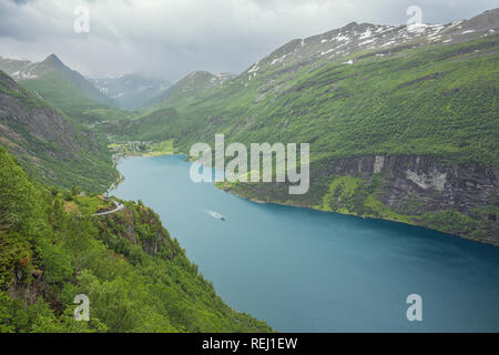 Der Geirangerfjord mit Geiranger aus dem Ornevegen gesehen Stockfoto