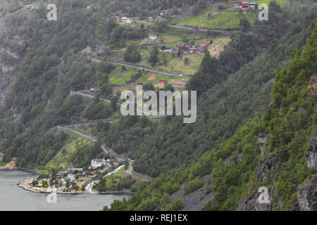 Nahaufnahme der ørnevegen von Geiranger aus gesehen Stockfoto