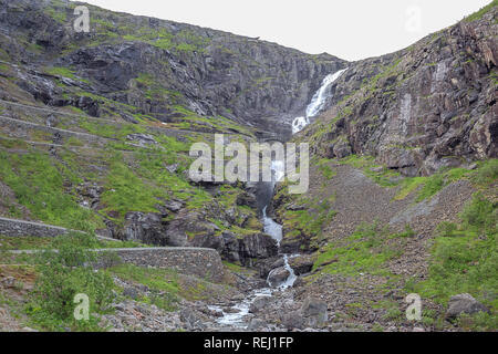 Zu den Stigfossen mit den Trollstigen im Vordergrund. Stockfoto