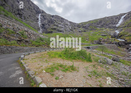 Wasserfälle entlang der Trollstigen unten aus dem Tal in Richtung Molde gesehen Stockfoto