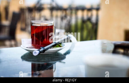 Arabischer Kaffee mit Shisha Rohr in der Bar schließen nach oben Stockfoto