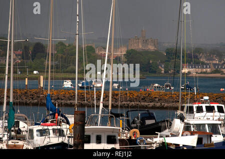 Boote im Amble Marina mit Blick auf Warkworth Castle, Northumberland günstig Stockfoto