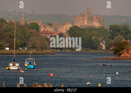 Anzeigen von Warkworth Castle und Fluß Coquet aus Schlendern, Northumberland Stockfoto